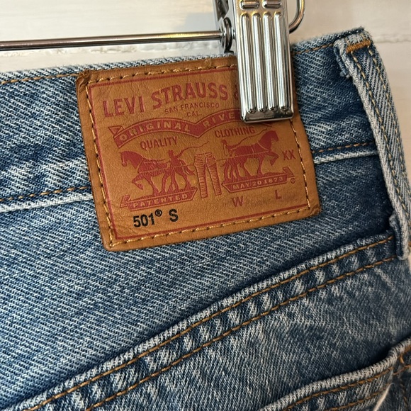 LEVI’S 501 SKINNY MEDIUM WASH DISTRESSED JEANS - Picture 9 of 16
